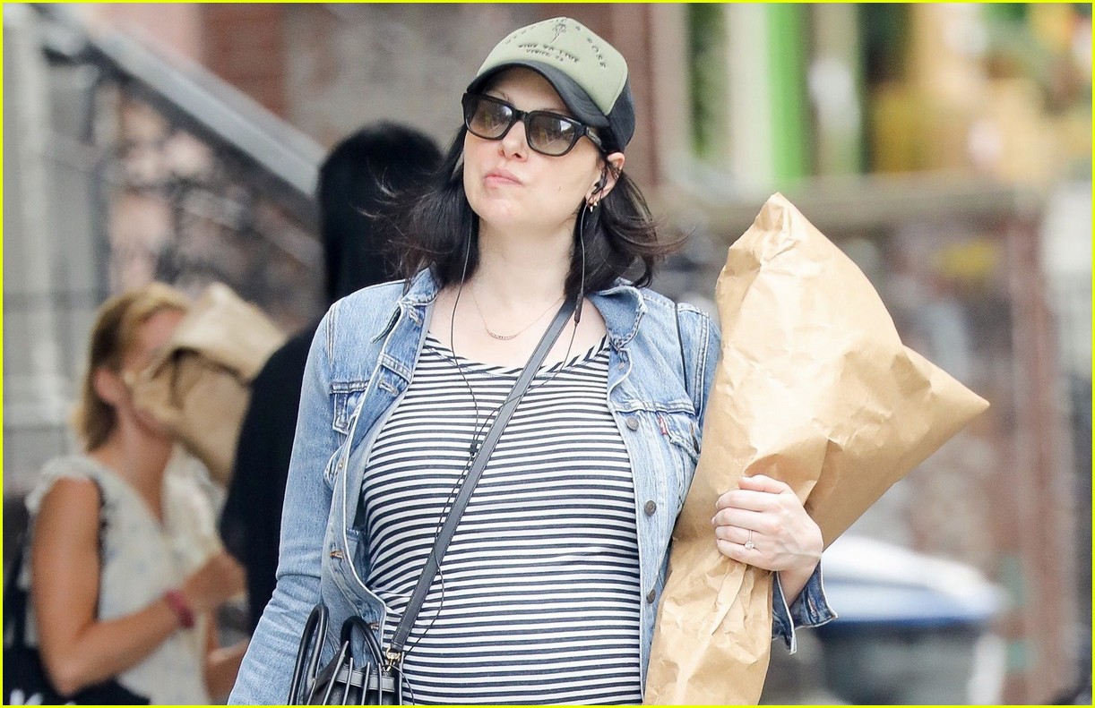 [Image: laura-prepon-shows-off-baby-bump-during-...rip-02.jpg]