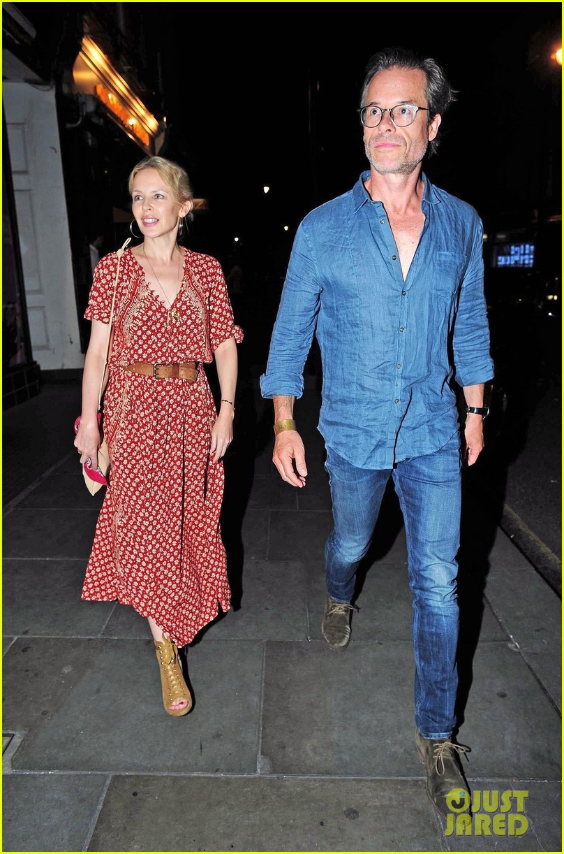 guy pearce kylie minogue reunite for dinner 023942273