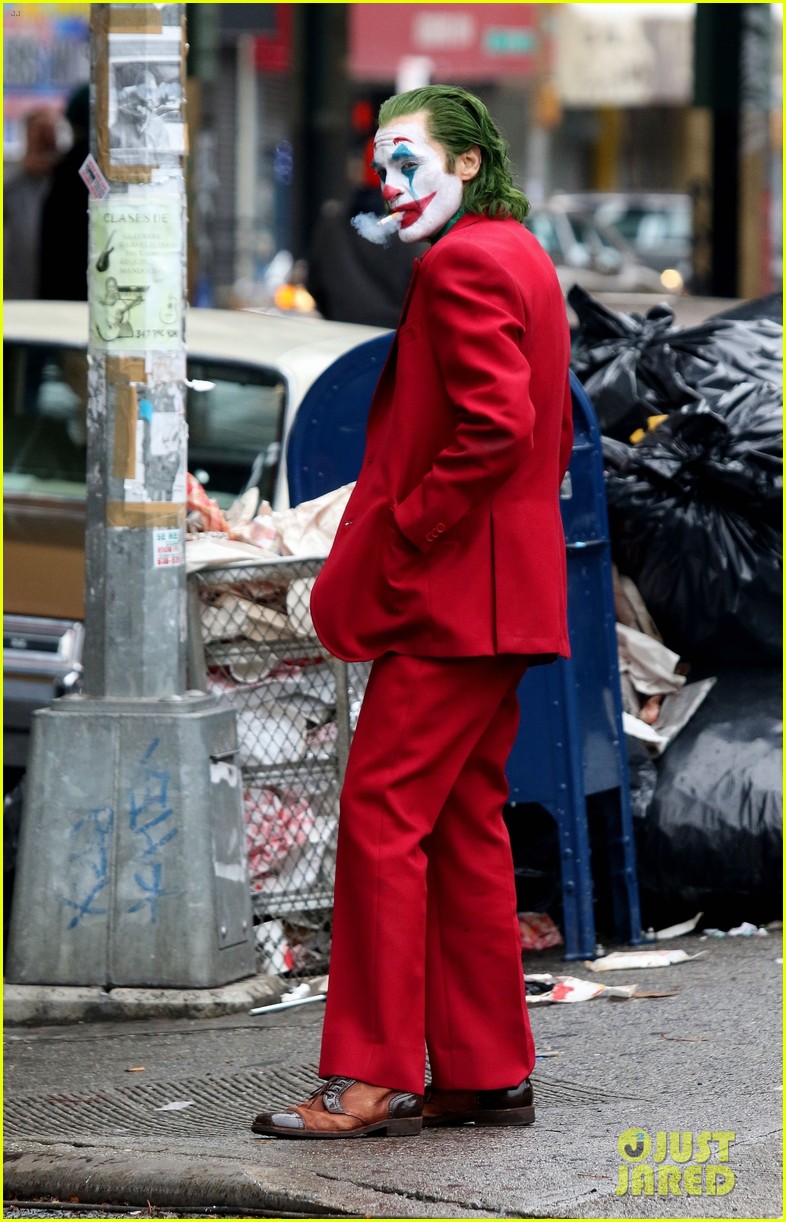 http://cdn02.cdn.justjared.com/wp-content/uploads/2018/11/joaquin-nyc/joaquin-phoenix-nyc-2018-november-joker-28.jpg