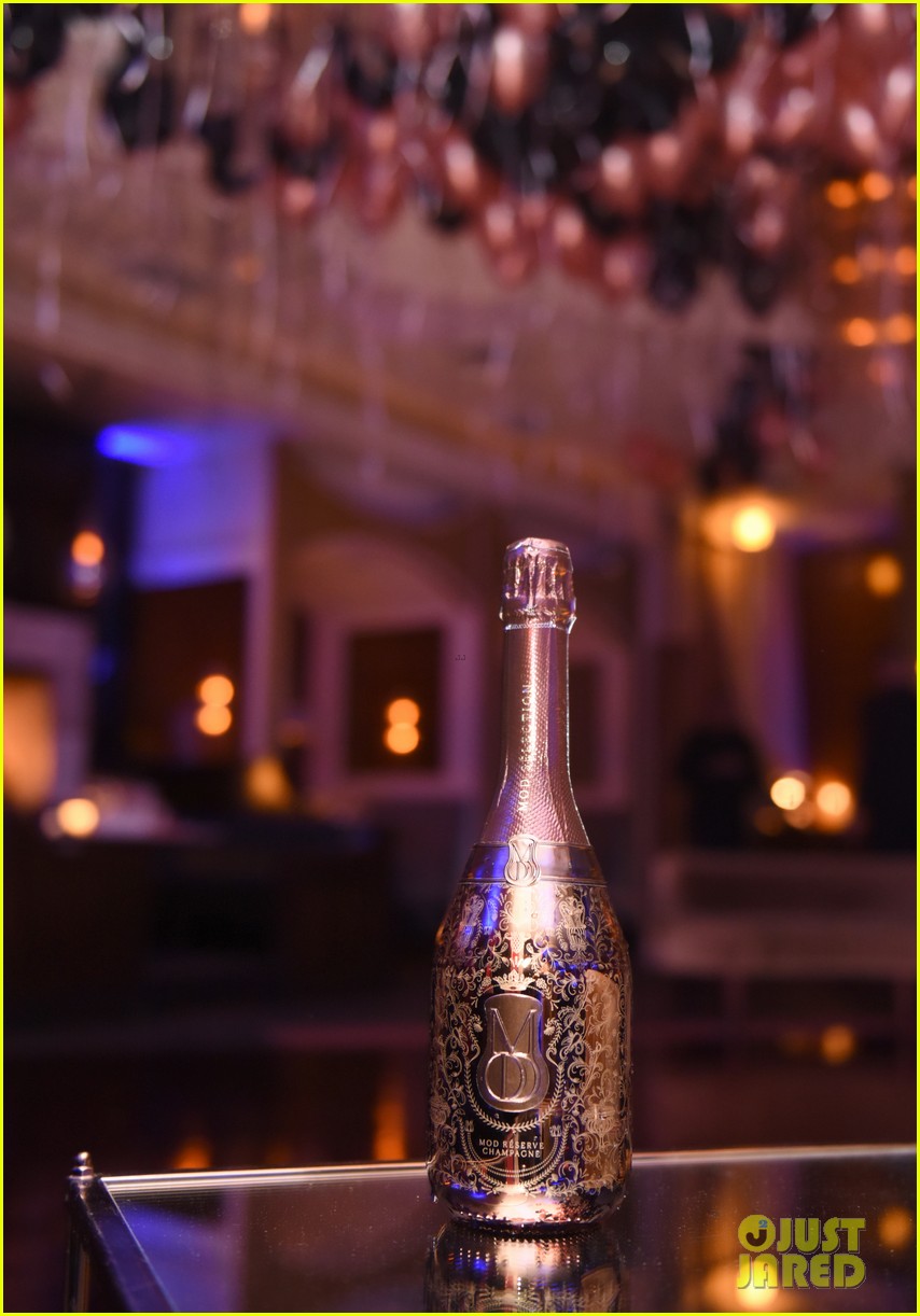 Years eve party confetti blast night Full Sized Photo of drake new years eve party 12 | Photo 4204255 | Just Jared