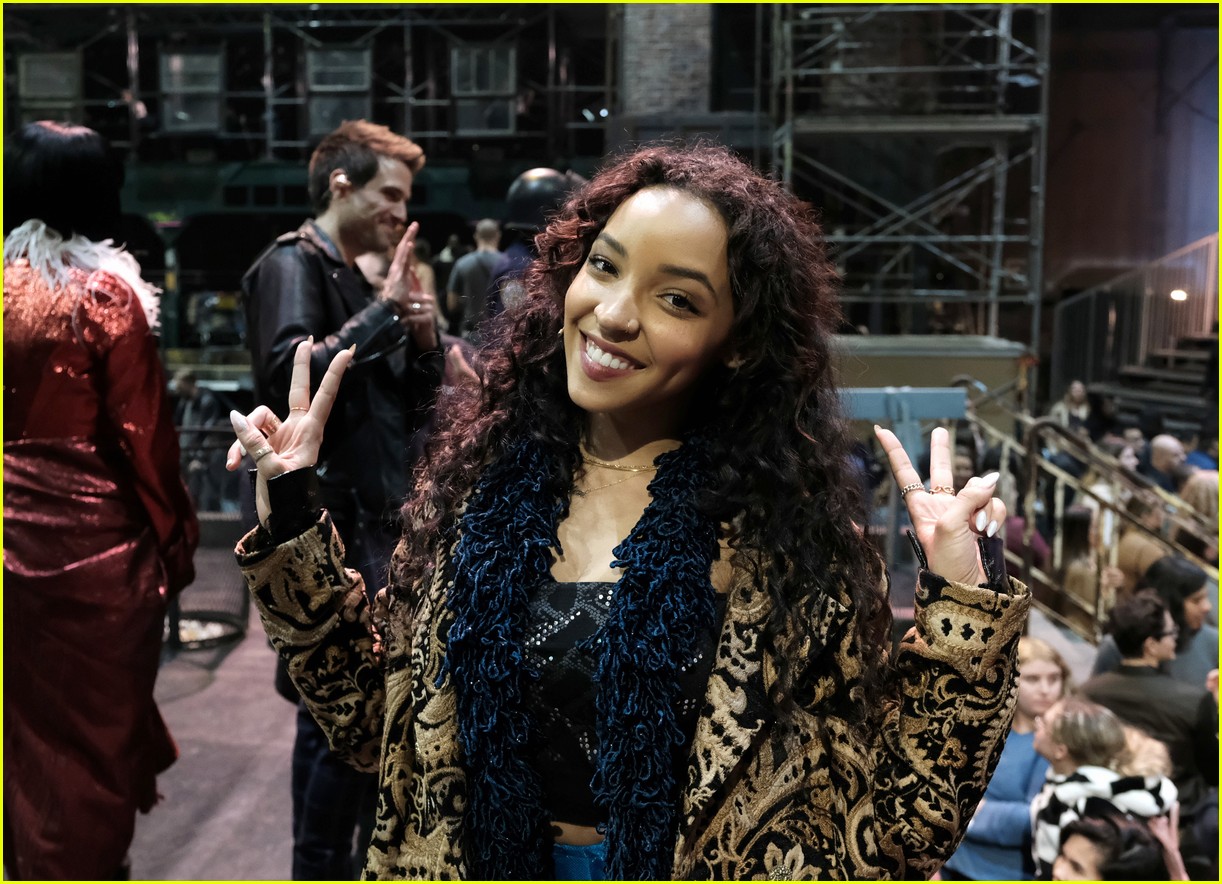 Full Sized Photo of tinashe as mimi in rent live 01 Photo 4217825