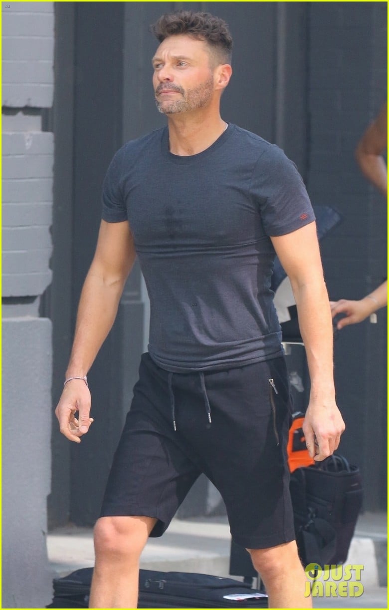 ryan-seacrest-shows-some-muscle-at-the-gym-01.jpg