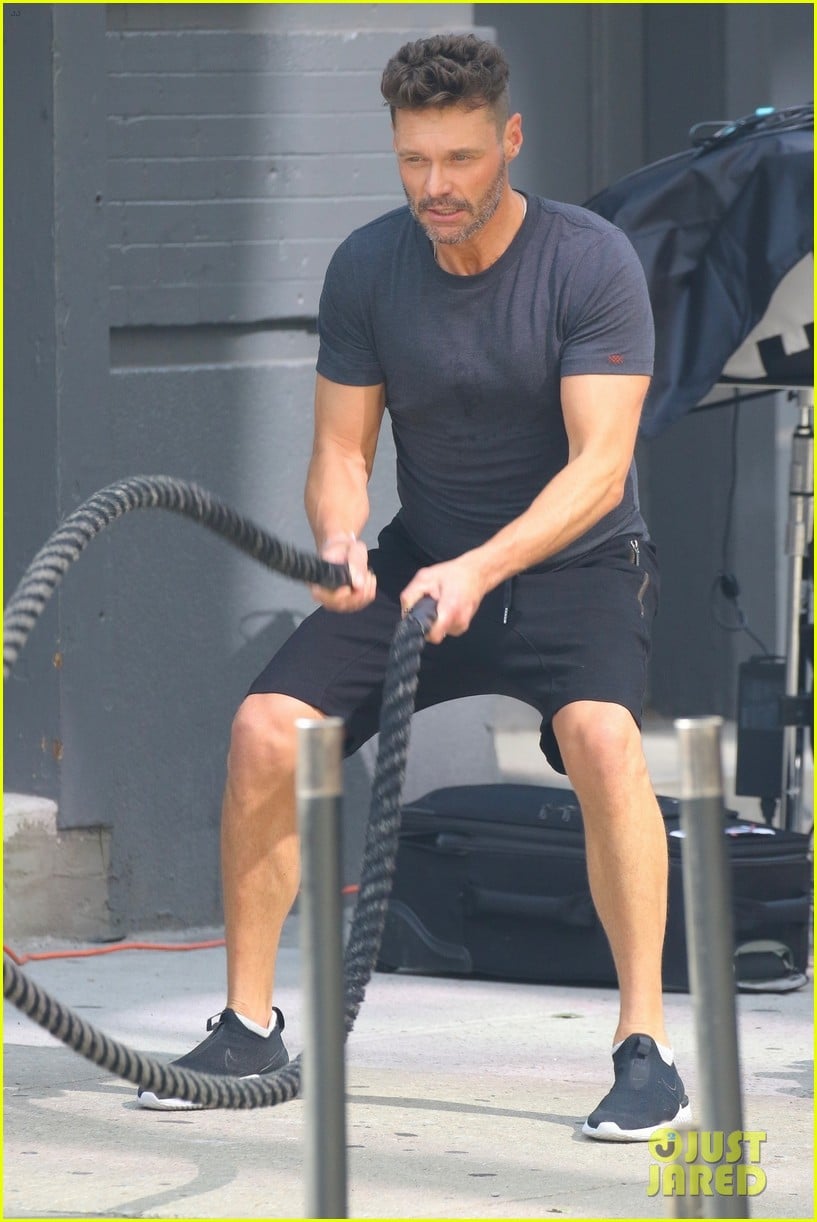 ryan-seacrest-shows-some-muscle-at-the-gym-02.jpg