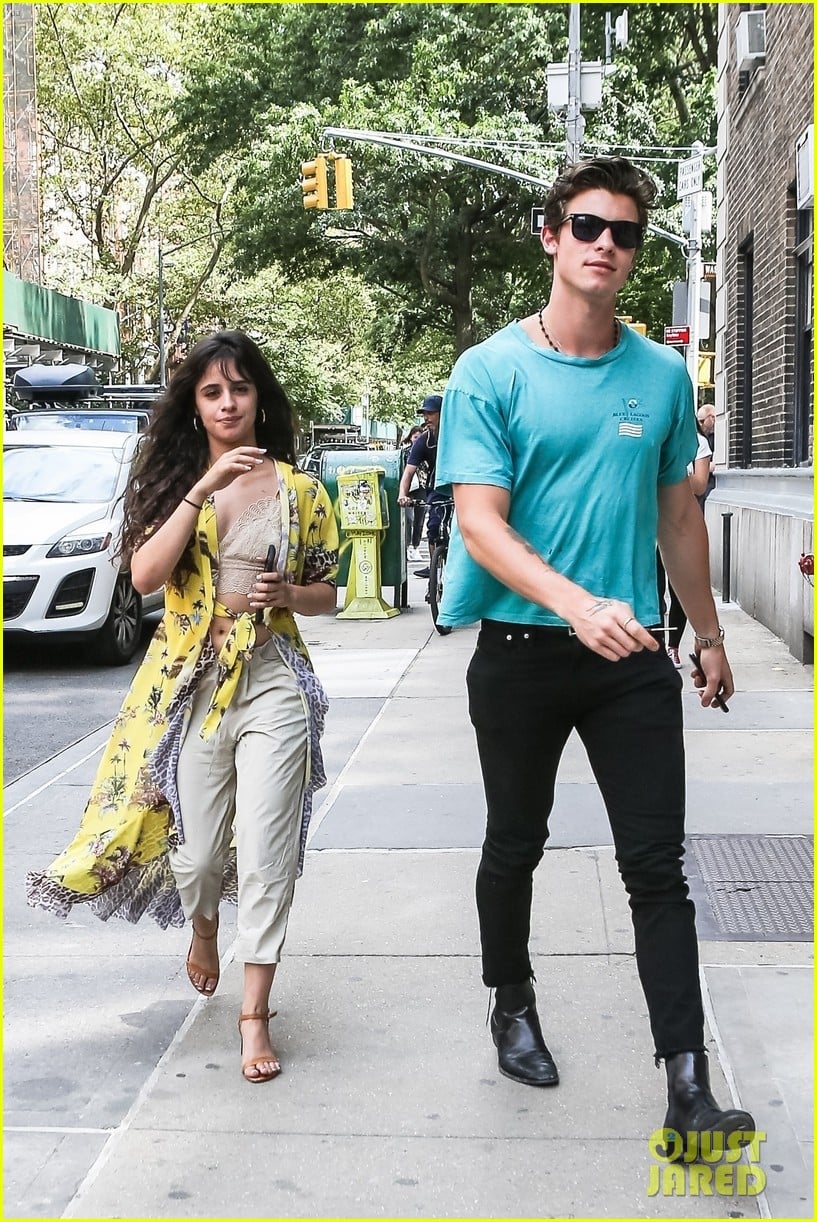 Camila Cabello Shawn Mendes Hold Hands While Returning To Shawn S Nyc Apartment After His Birthday Photo 4333307 Camila Cabello Shawn Mendes Pictures Just Jared
