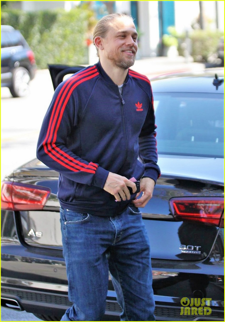charlie-hunnam-at-a-lunch-meeting-01.jpg