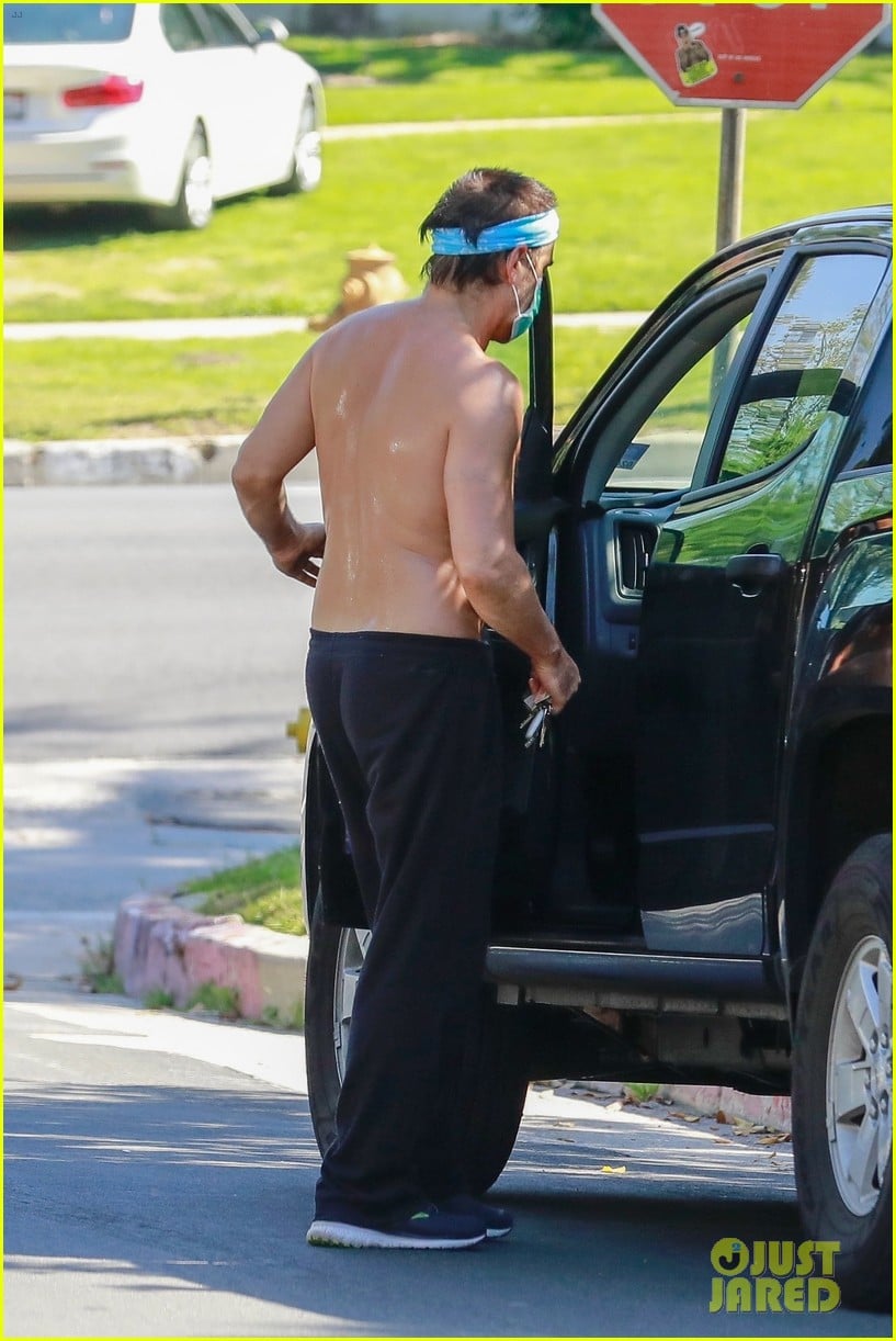 colin-farrell-shirtless-for-masked-stroll-03.jpg