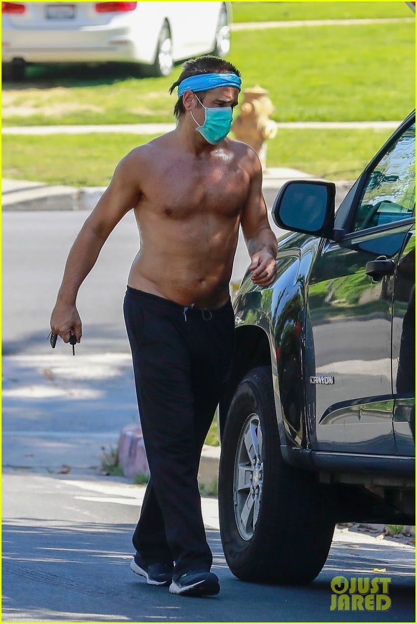 colin-farrell-shirtless-for-masked-stroll-09.jpg