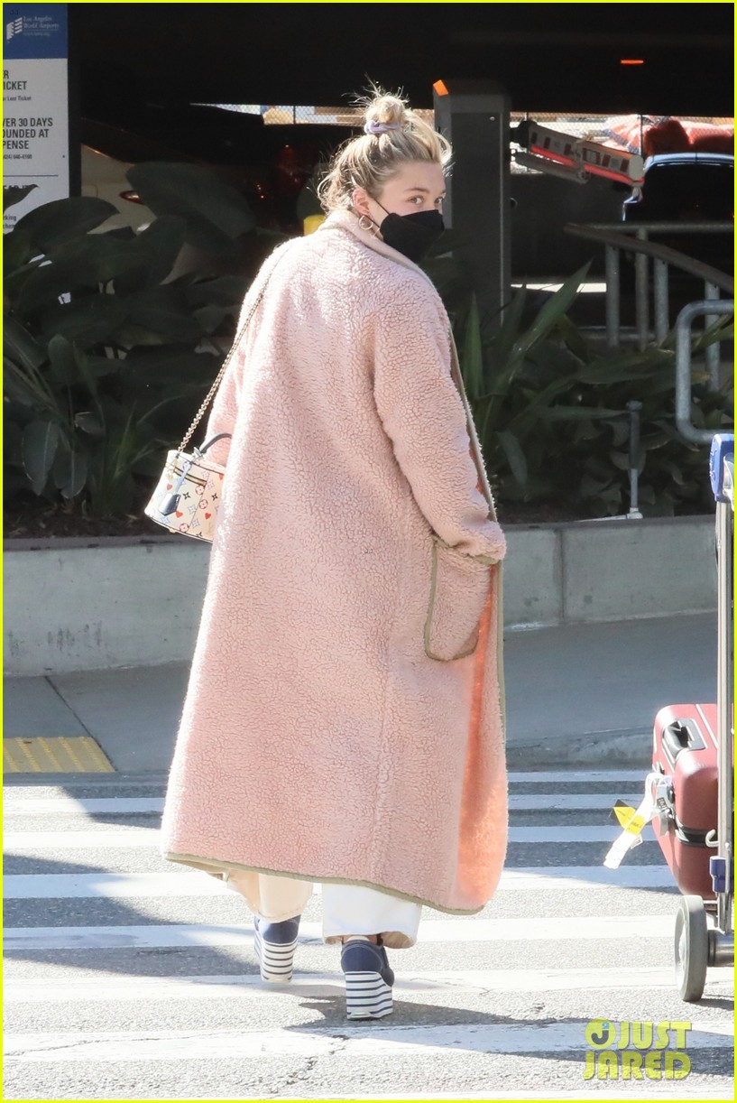 Full Sized Photo of florence pugh at lax airport 06 | Photo 4525589