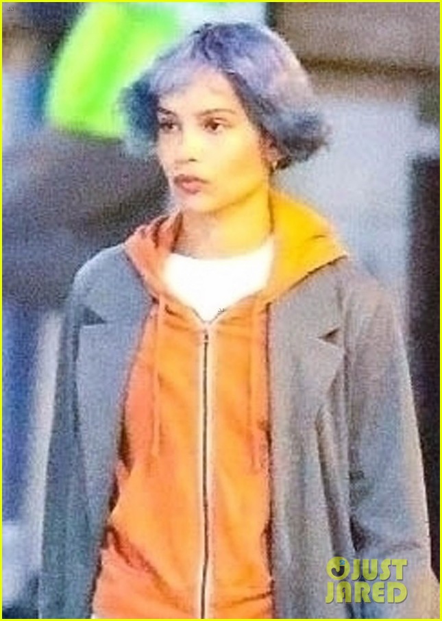 Full Sized Photo of zoe kravitz blue hair filming movie kimi in la 02