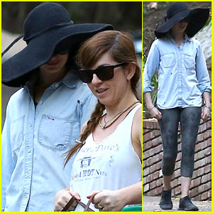 anne-hathaway-hides-under-floppy-hat-in-