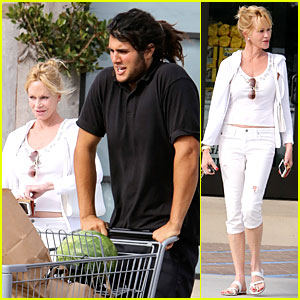 Melanie Griffith Gets Strong Grocery Help on the Fourth of July!