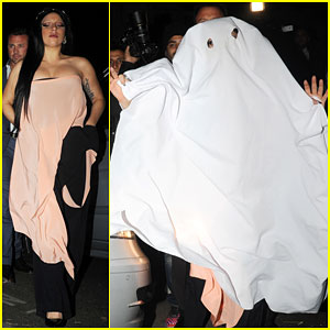 Lady Gaga Finds a Last Minute Costume in a Restaurant Table Cloth