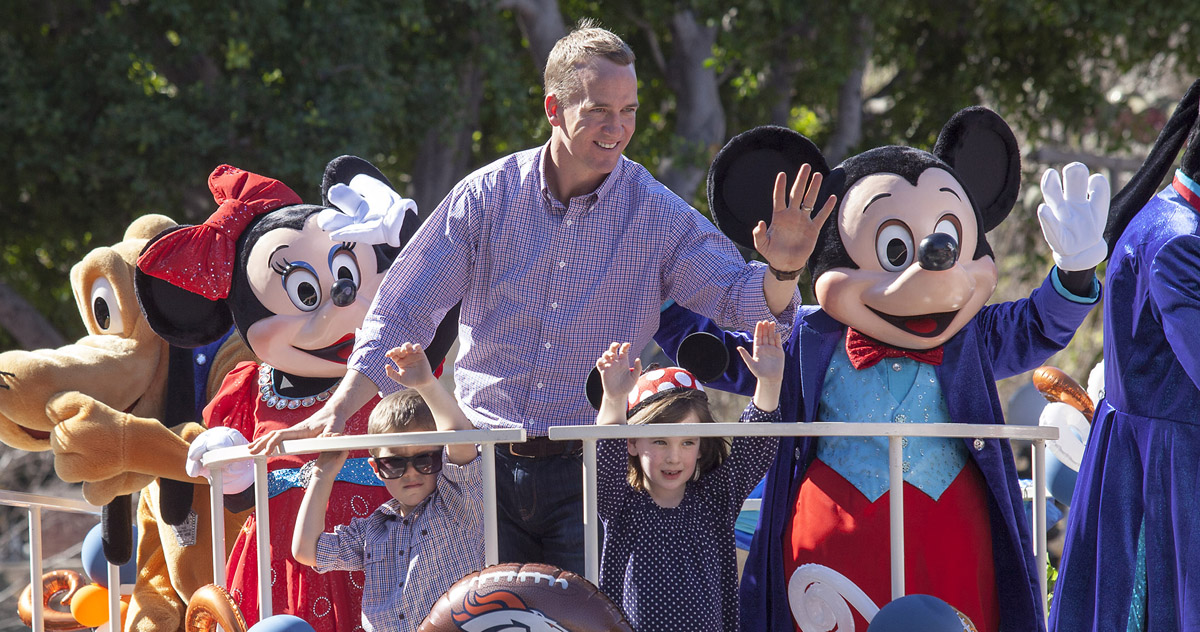 Peyton Manning & His Kids Ride Float at Disneyland Super Bowl 2016 Celebration Parade!