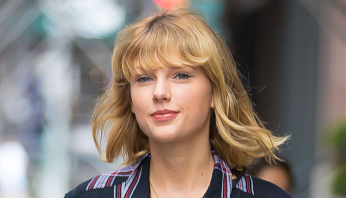 Taylor Swift Seen in Public for First Time in Months (Photos)