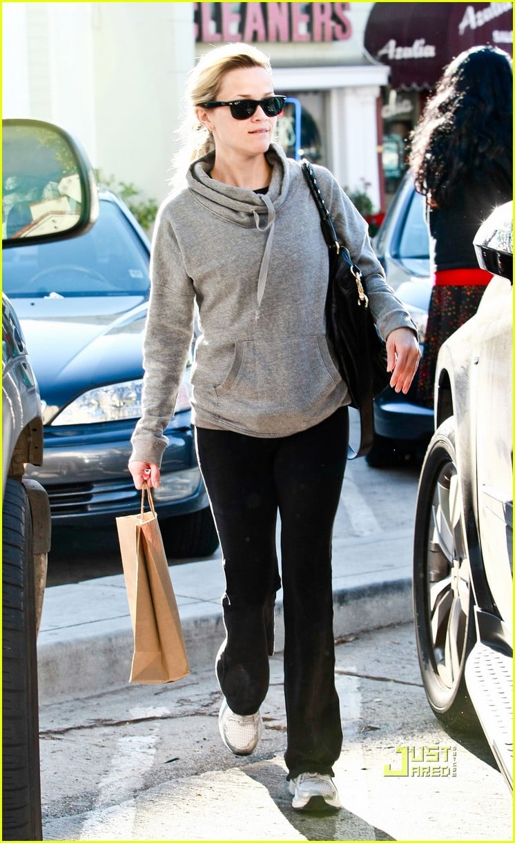 Full Sized Photo of reese witherspoon hoodie yoga pants 08 | Photo