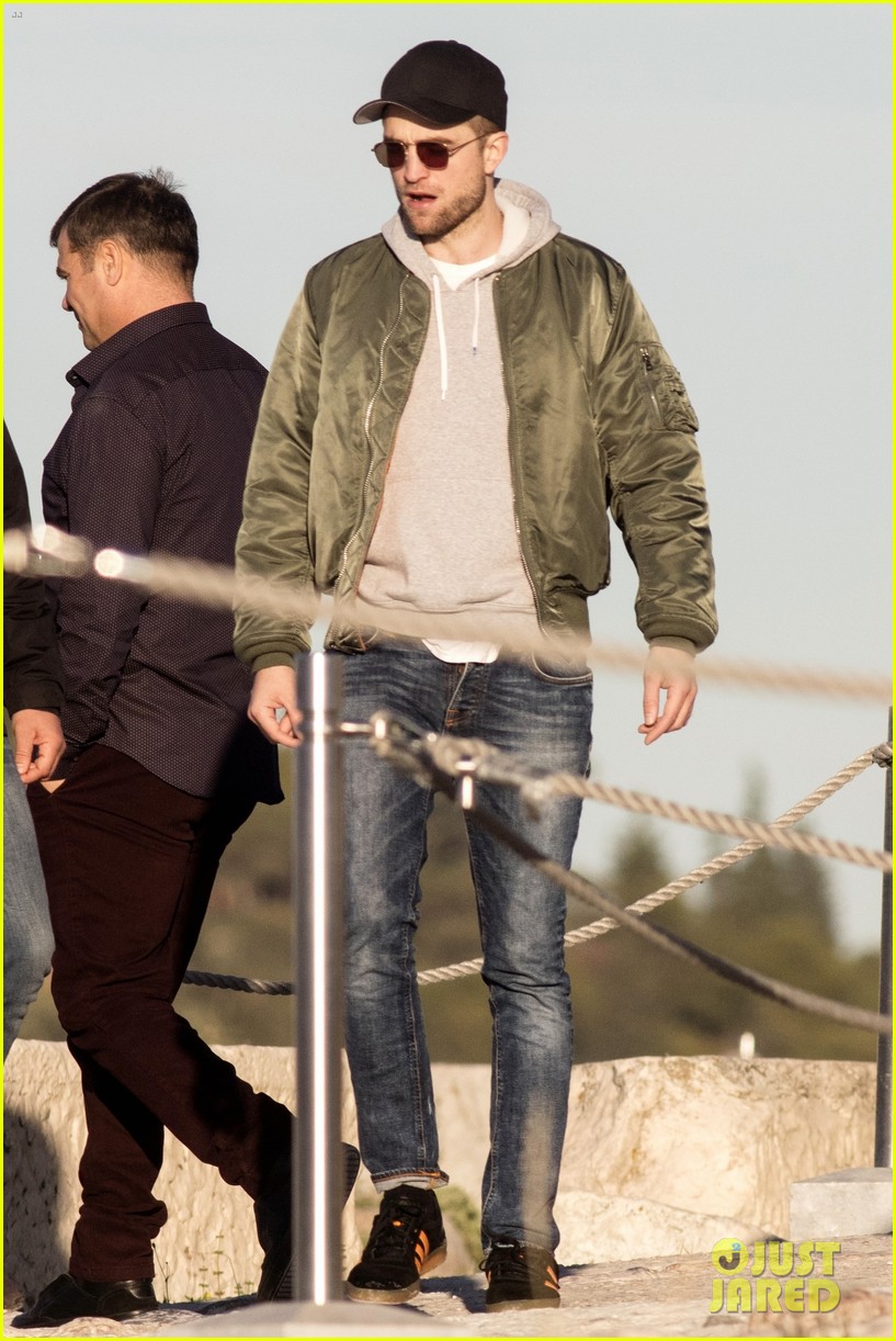 robert pattinson spends the day sightseeing in greece 013991469